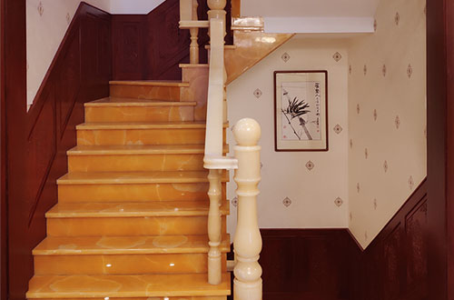 高邮中式别墅室内汉白玉石楼梯的定制安装装饰效果